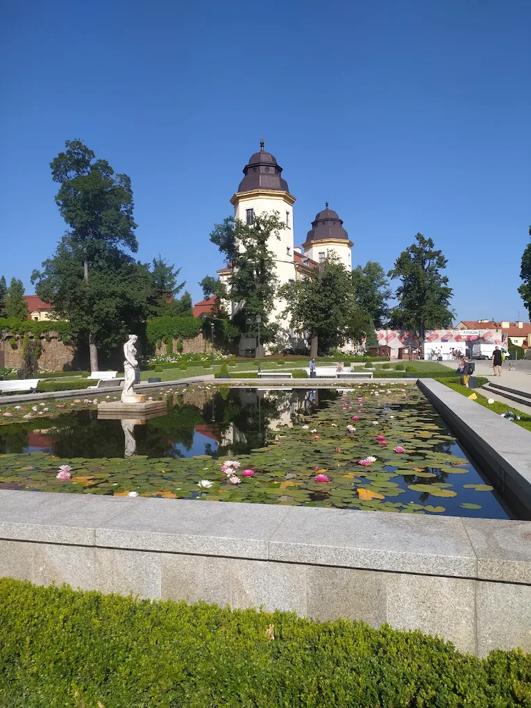 Zabytkowa rezydencja z ogrodem w okolicy